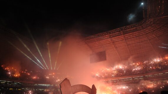 Festa da torcida do Atlético com sinalizadores diante do River Plate (foto: Alexandre Guzanshe/EM/D.A Press)