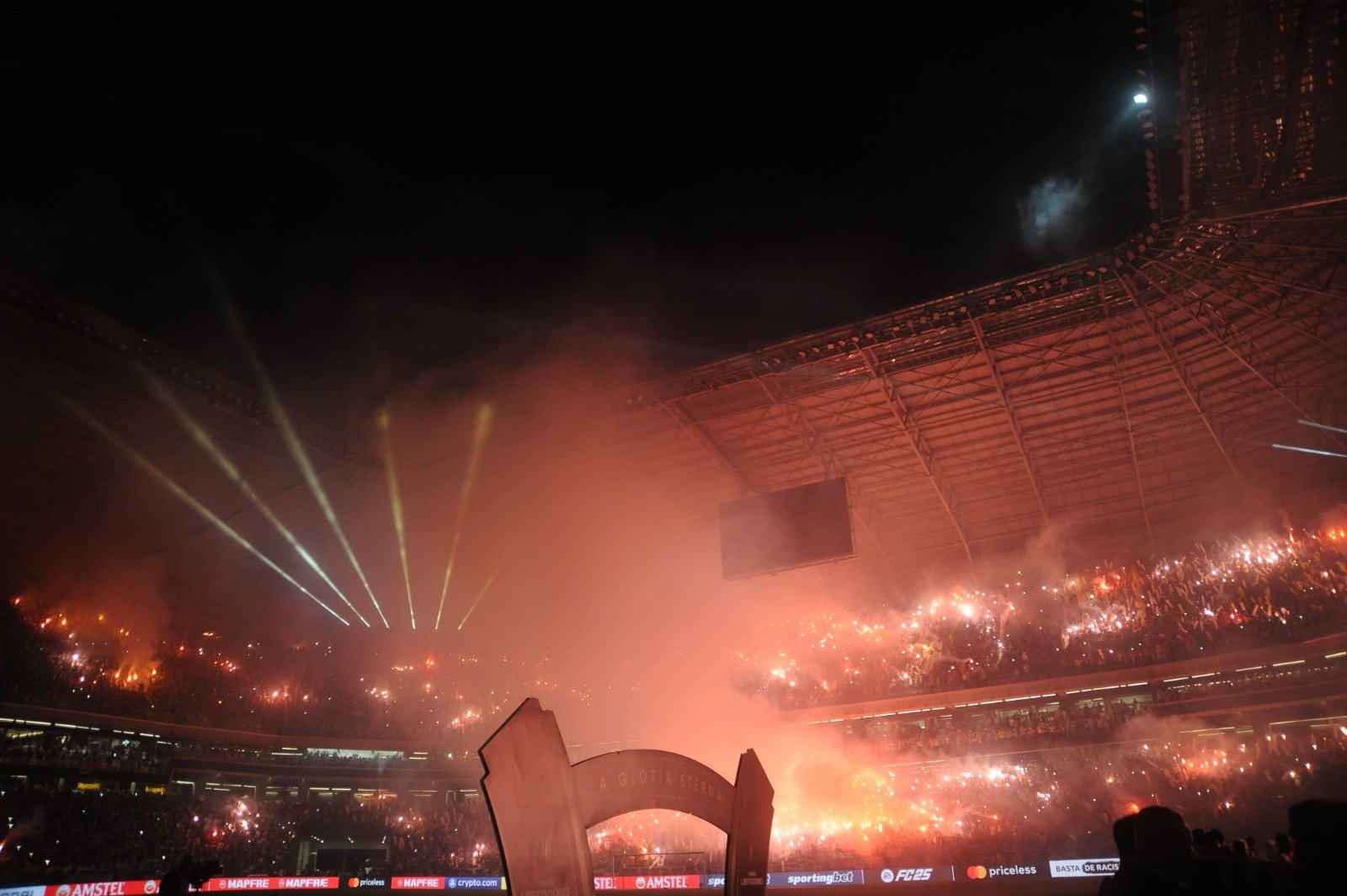 Festa da torcida do Atlético com sinalizadores diante do River Plate (foto: Alexandre Guzanshe/EM/D.A Press)