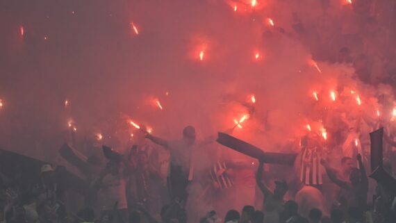 Festa da torcida do Atlético com sinalizadores diante do River Plate (foto: Alexandre Guzanshe/EM/D.A Press)