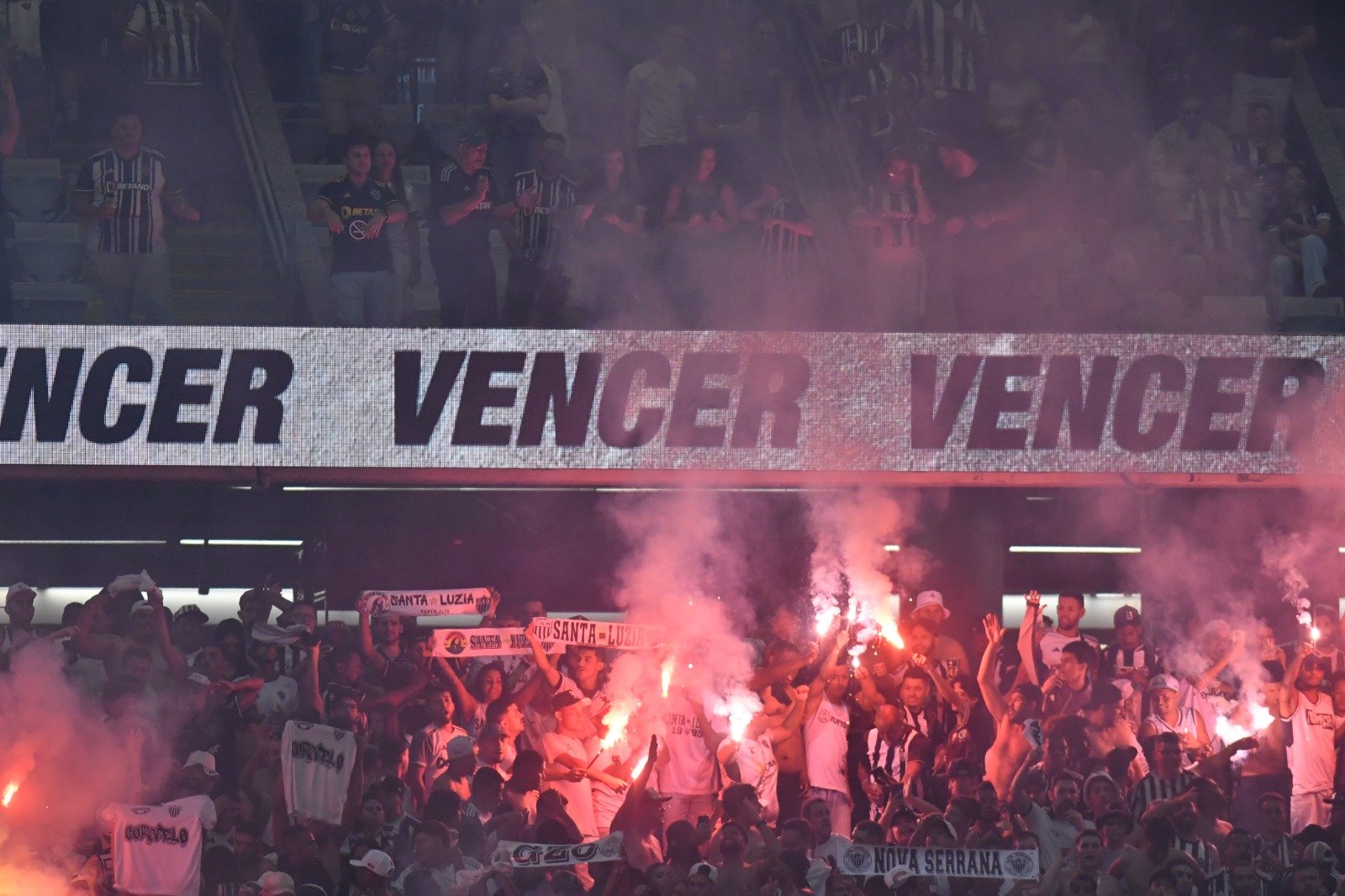Torcedores do Atlético durante vitória sobre o River Plate na Arena MRV (foto: Alexandre Guzanshe/EM/D.A Press)