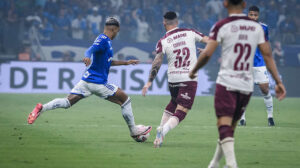 LANÚS - Jogou na defesa, apostou em lances de bola parada e saiu de campo com um empate. justo, pois foi taticamente eficaz. Coletivamente fez boa partida. NOTA 6,5. Foto: Gustavo Aleixo/Cruzeiro - Crédito: 