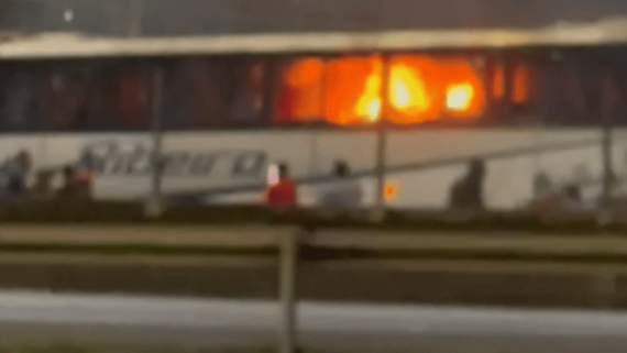 ônibus pegando fogo (foto: Reprodução de vídeo)