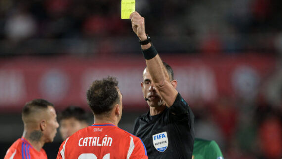 Juan Benítez em jogo das Eliminatórias (foto: RODRIGO ARANGUA/AFP)