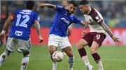 Jogadores de Cruzeiro e Lanús em jogo pela Sul-Americana (foto: Gledston Tavares/AFP)