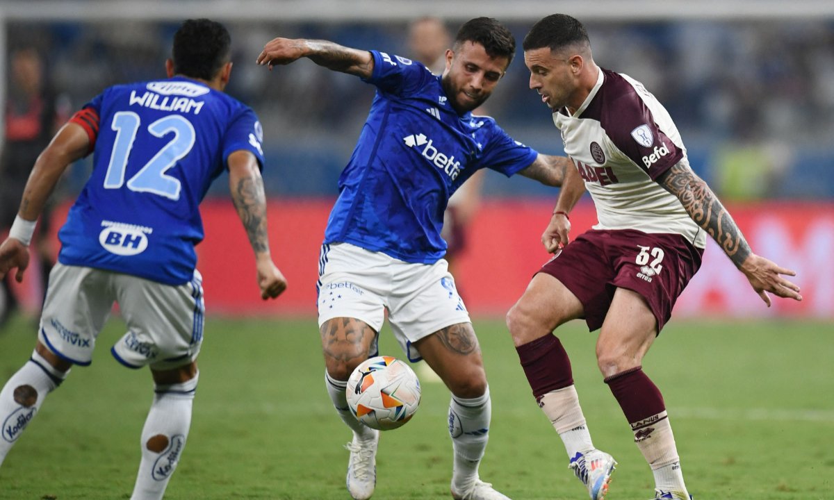 Jogadores de Cruzeiro e Lanús em jogo pela Sul-Americana (foto: Gledston Tavares/AFP)