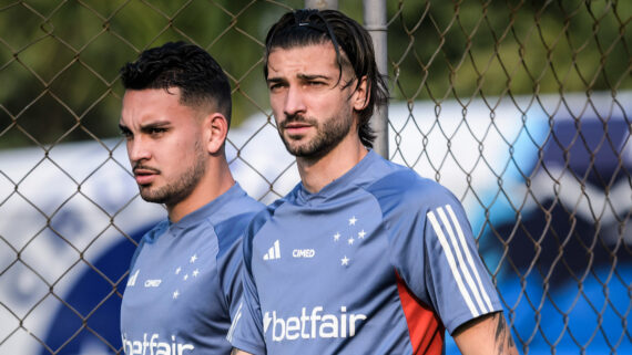 Lautaro Díaz ao lado de Fabrízio Peralta (foto: Gustavo Aleixo/Cruzeiro)