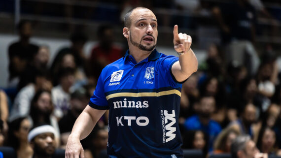 Leo Costa, técnico do Minas em quadra (foto: Hedgard Moraes/MTC)