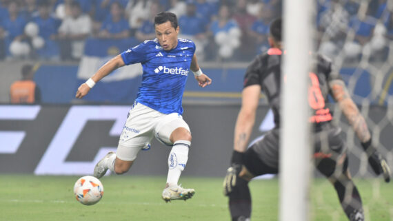 Marlon em jogo do Cruzeiro (foto: Alexandre Guzanshe/EM/D.A.Press)