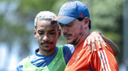 Matheus Pereira em conversa com Fernando Diniz (foto: Gustavo Martins/Cruzeiro)