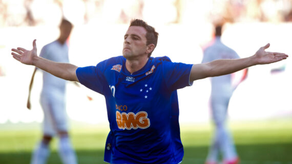 Montillo em comemoração de gol pelo Cruzeiro contra o Fluminense (foto: ANTONIO SCORZA/AFP)