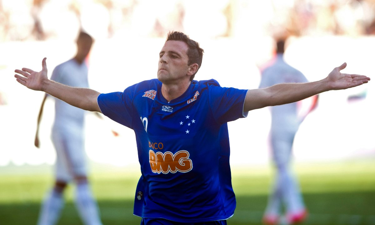 Montillo em comemoração de gol pelo Cruzeiro contra o Fluminense (foto: ANTONIO SCORZA/AFP)