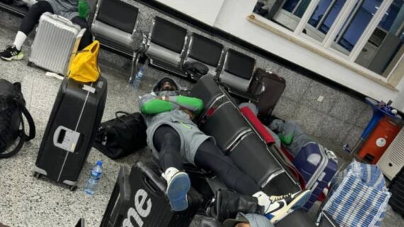 Jogadores em aeroporto (foto: Divulgação / @PoojaMedia)