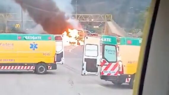 Ônibus de torcida do Cruzeiro foi queimado (foto: Redes sociais/Reprodução)