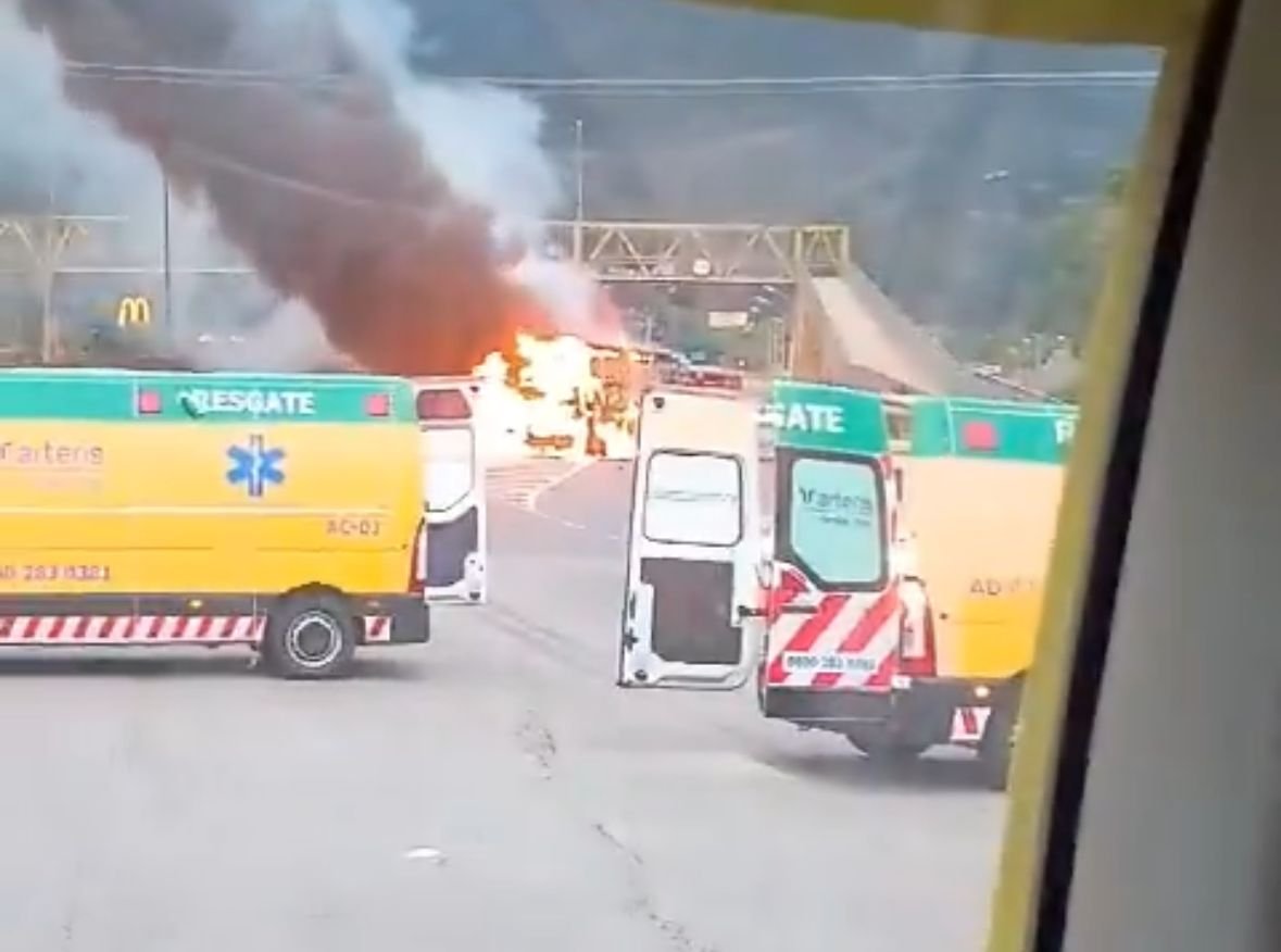 Ônibus de torcida do Cruzeiro foi queimado (foto: Redes sociais/Reprodução)