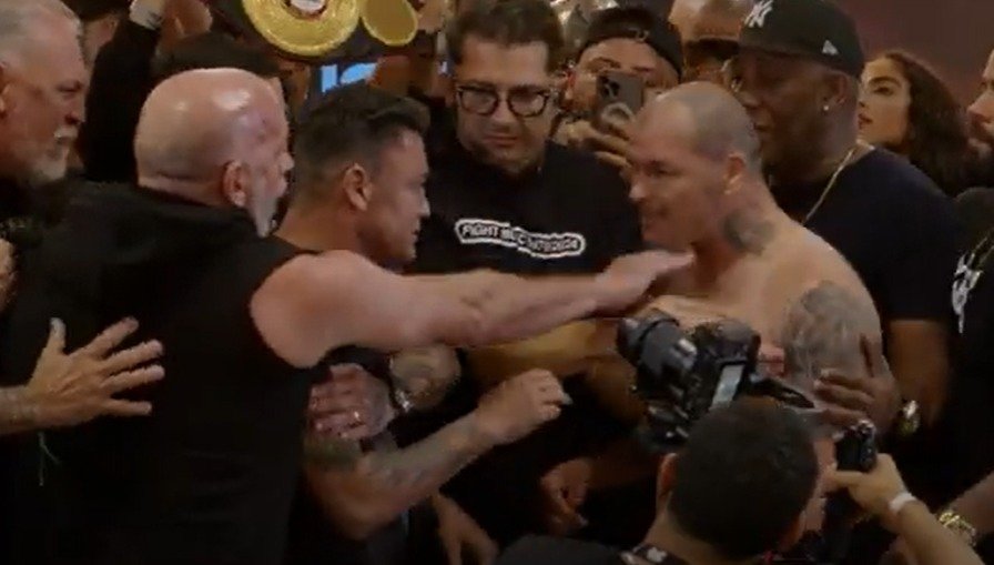 Momento em que a encarada virou embate físico entre Popó e El Chino (foto: Fight Music Show/Reprodução)