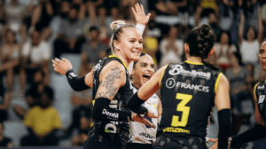 Payton Caffrey, ponteira do Praia Clube, comemorando ponto diante do Brasília, pela segunda rodada da Superliga Feminina de Vôlei (foto: Eliezer Esportes/Praia Clube)