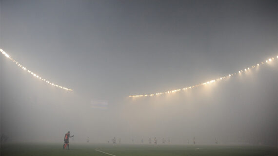 Mineirão foi tomado pela fumaça em Cruzeiro x Lanús (foto: Alexandre Guzanshe/EM D.A Press)