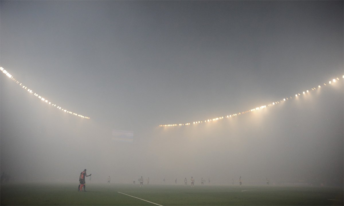 Mineirão foi tomado pela fumaça em Cruzeiro x Lanús (foto: Alexandre Guzanshe/EM D.A Press)