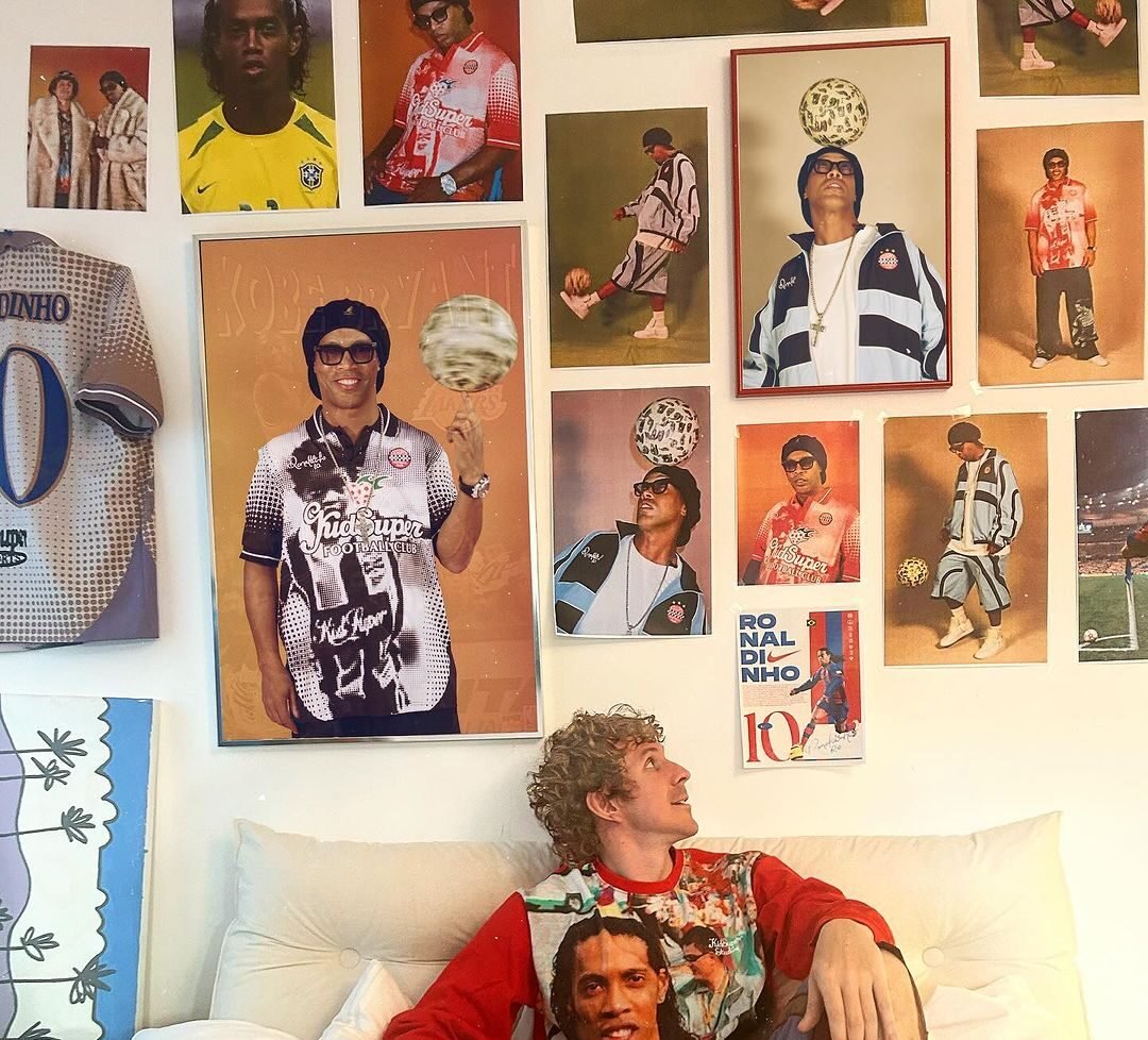 Colm Dillane olha para fotos de Ronaldinho (foto: Divulgação/Instagram)