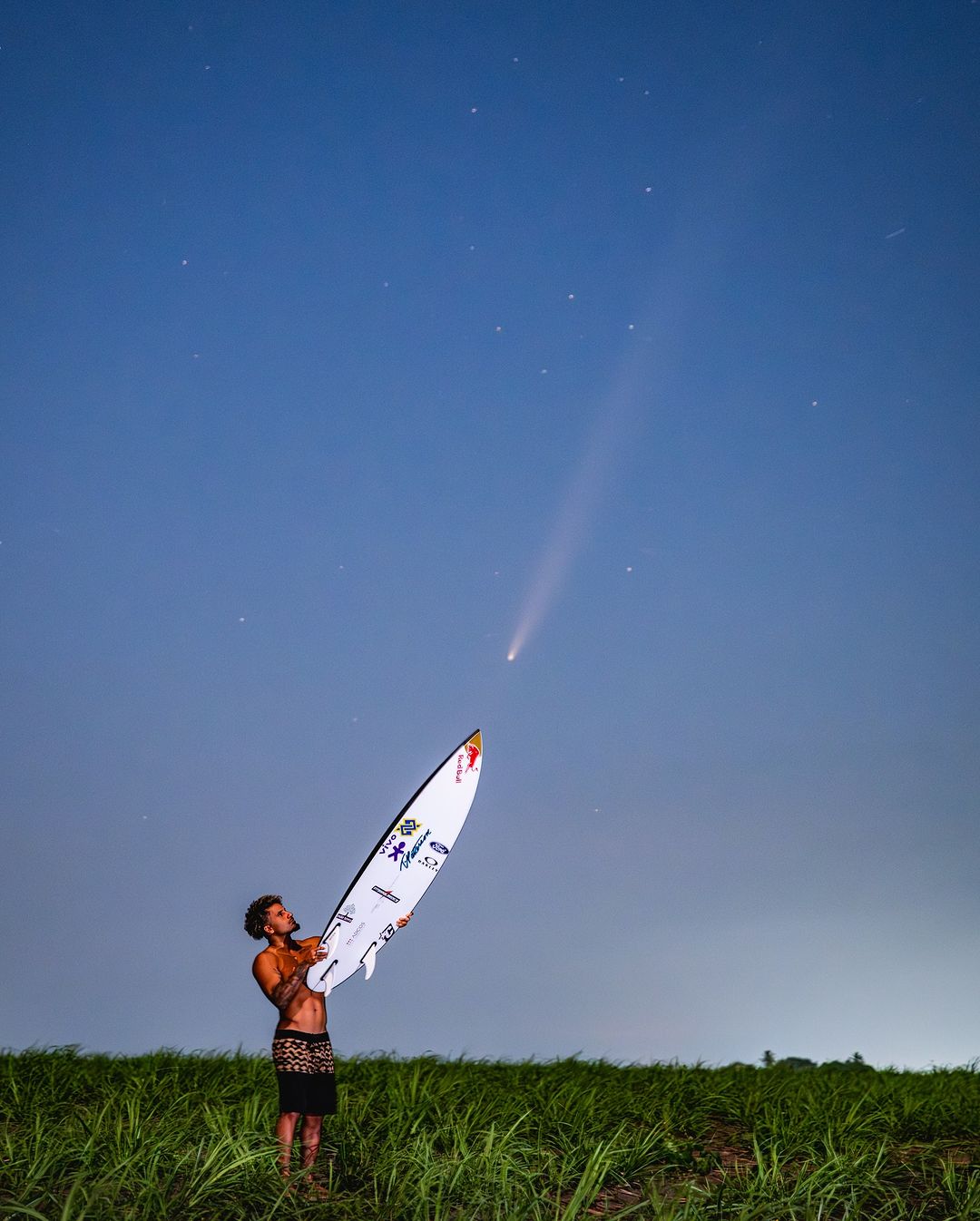 Italo Ferreira em ensaio com cometa do ano