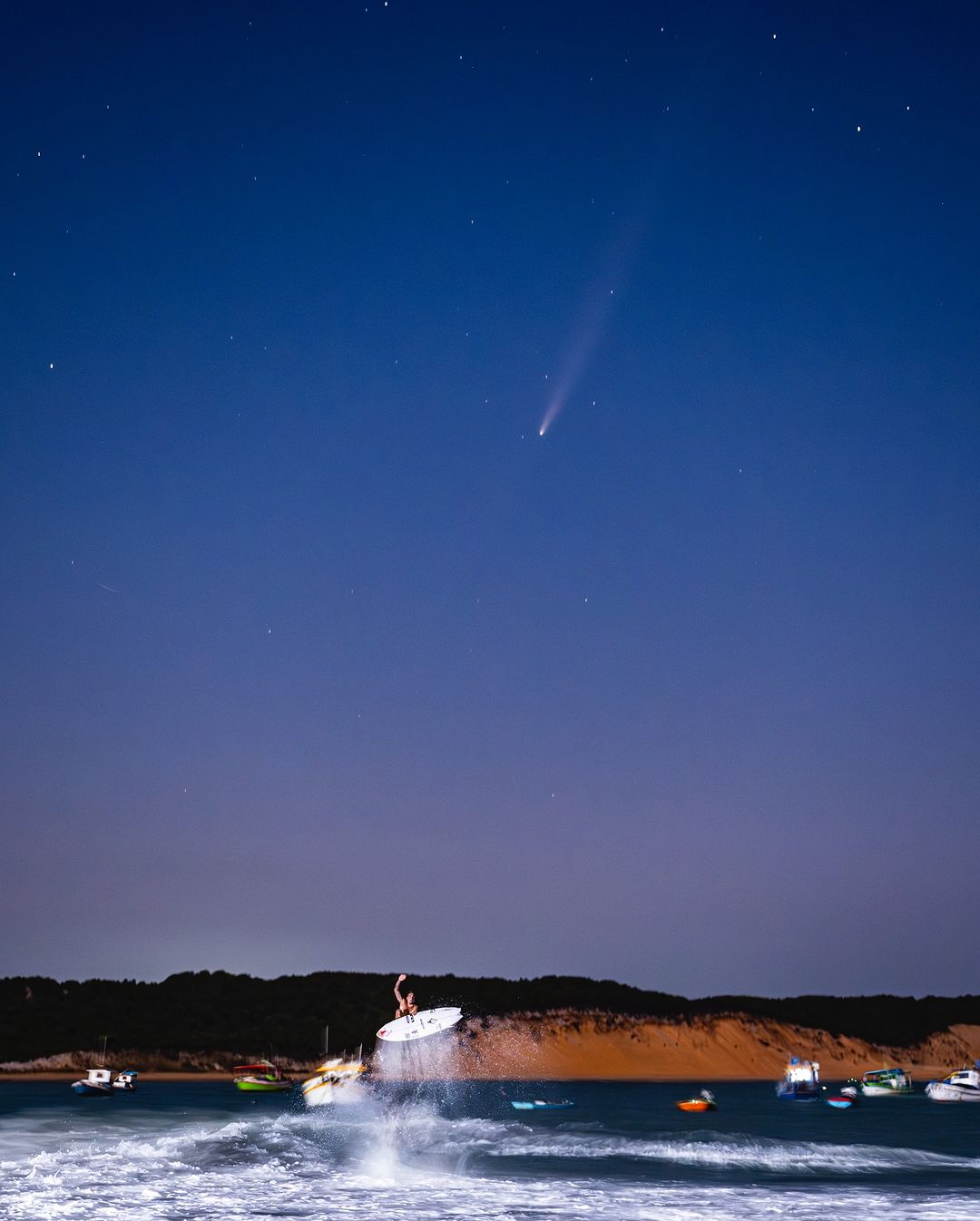 Italo Ferreira em ensaio com cometa do ano