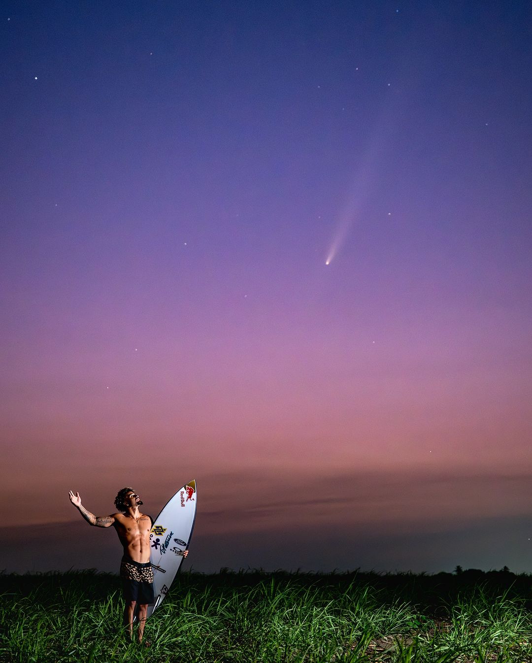 Italo Ferreira em ensaio com cometa do ano