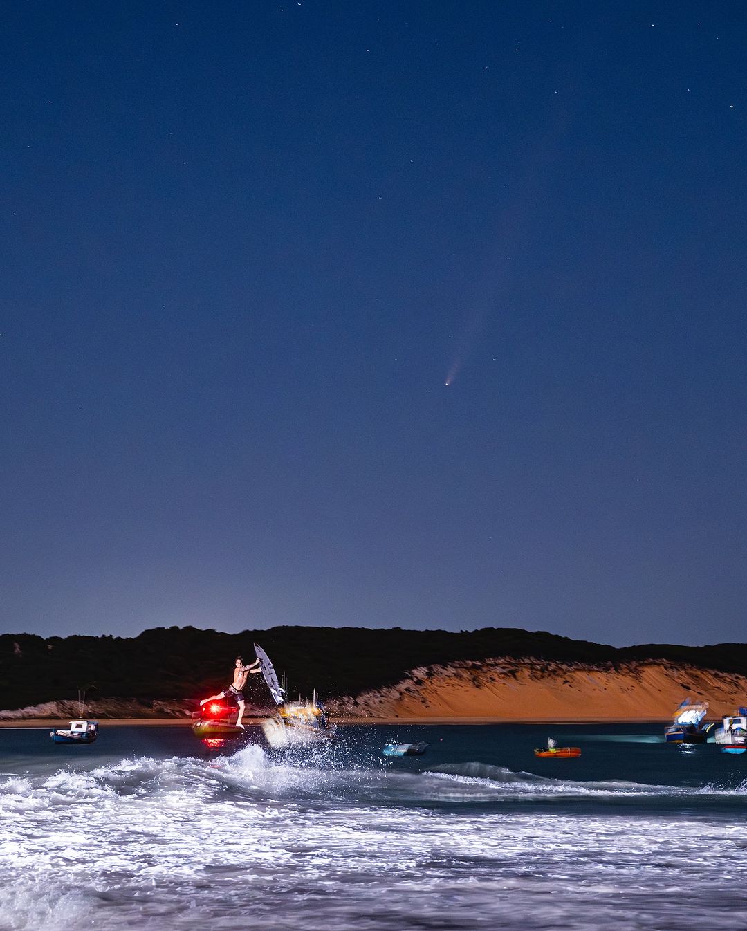 Italo Ferreira em ensaio com cometa do ano