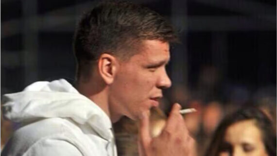 Novo goleiro do Barcelona, Szczęsny já foi visto fumando em diversas ocasiões (foto: Reprodução/Redes Sociais)