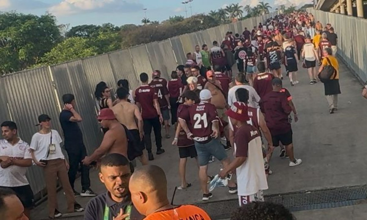Torcedores do Lanús na chegada ao Mineirão (foto: Luiz Henrique Campos/No Ataque/D.A.Press)