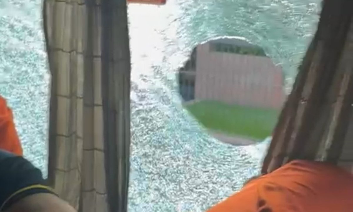 Vidro de ônibus de torcedores do Atlético é quebrado (foto: Reprodução)