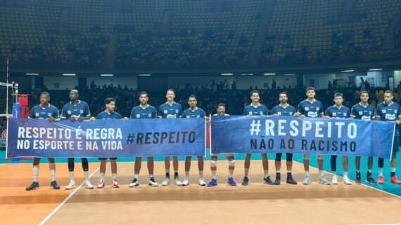 Jogadores do Minas mostraram faixa para se posicionarem contra o racismo (foto: Pedro Bueno/No Ataque/E.M/D.A Press)