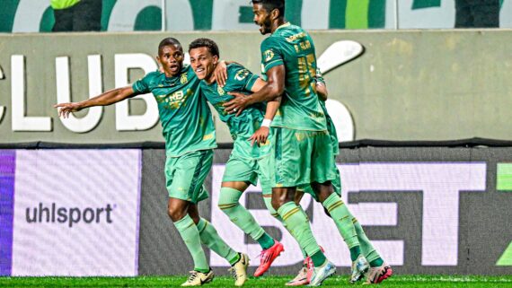 Jogadores do América comemorando gol contra o Coritiba (foto: Mourão Panda  / América)