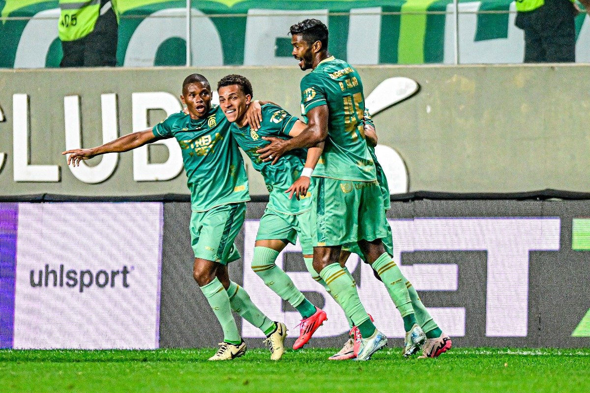 Jogadores do América comemorando gol contra o Coritiba (foto: Mourão Panda / América)