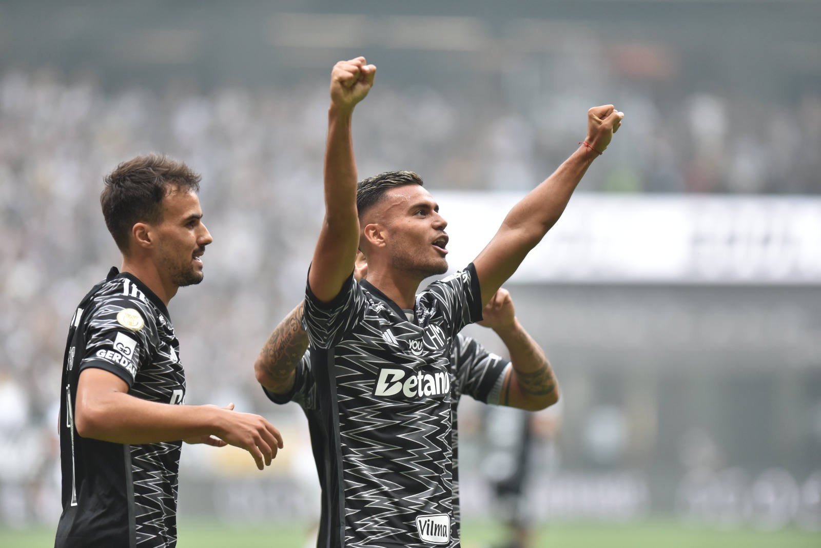 Fausto Vera levanta os braços em comemoração ao gol do Atlético contra o Vitória - (foto: Ramon Lisboa/EM/DA Press)