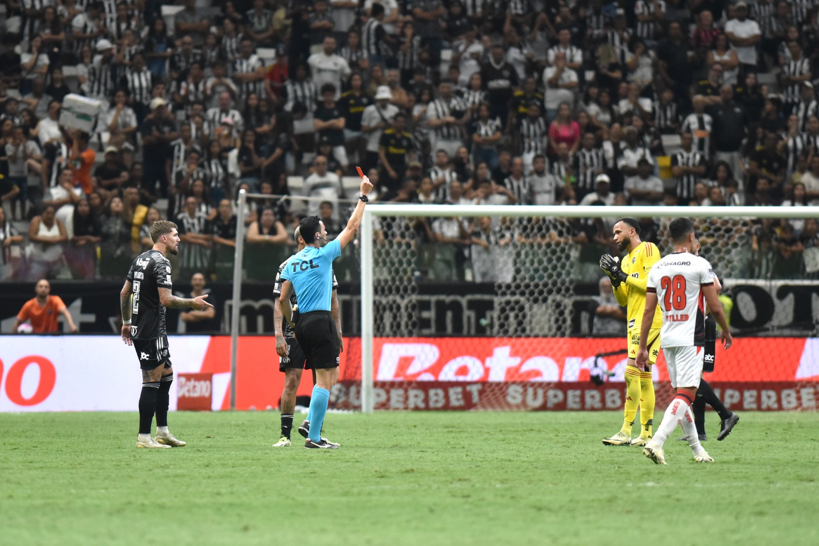 Goleiro Everson recebe o cartão vermelho em jogo do Atlético - (foto: Ramon Lisboa/EM/D.A Press)