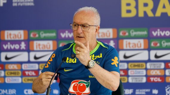 Dorival Júnior, técnico do Brasil, gesticula com as mãos durante entrevista coletiva (foto: Rafael Ribeiro/CBF)