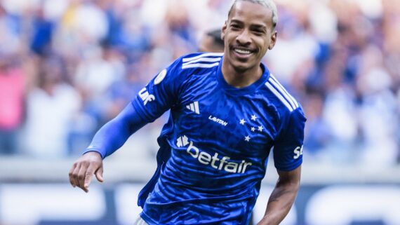 Matheus Pereira com a camisa do Cruzeiro (foto: Gustavo Aleixo/Cruzeiro)