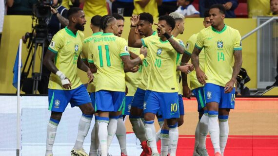 Jogadores do Brasil comemorando gol contra o Peru nas Eliminatórias (foto: Rafael Ribeiro/CBF)