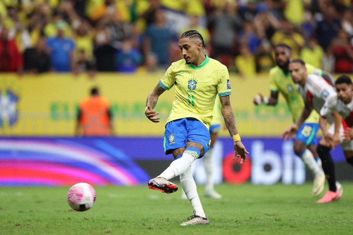 Raphinha cobrando pênalti pelo Brasil - (foto: Rafael Ribeiro/CBF)