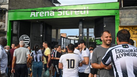 Torcedores do Athletic em frente à Arena Sicredi (foto: Leandro Couri / EM / D.A Press)