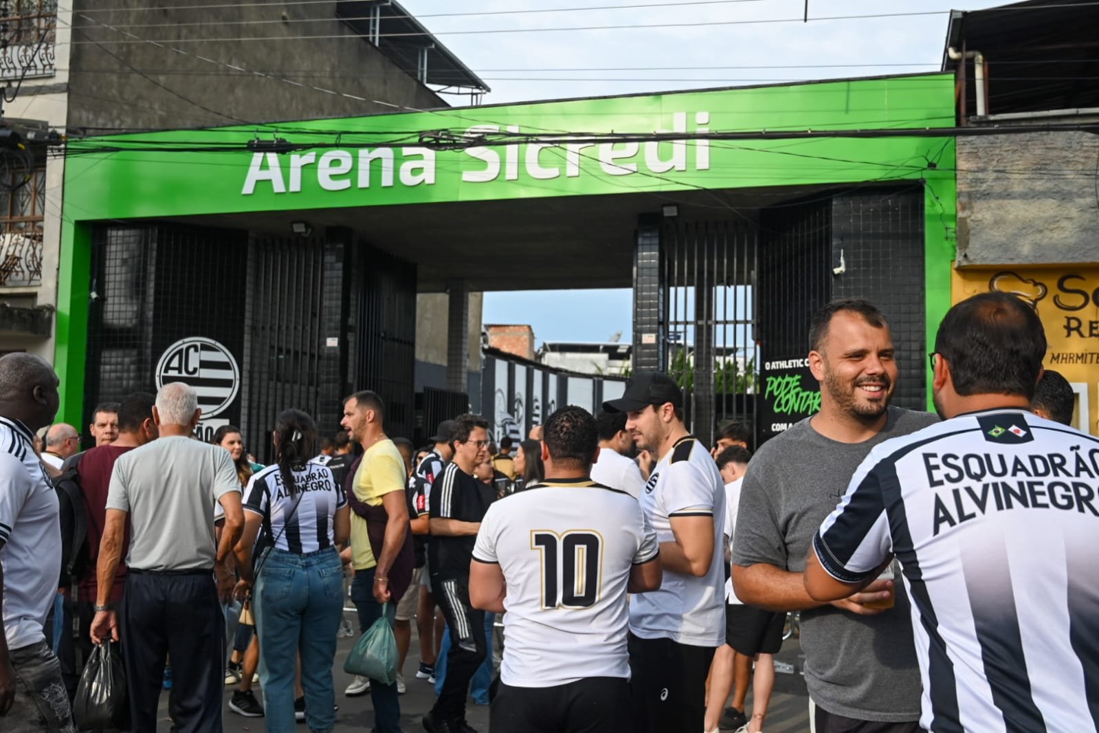 Torcedores do Athletic em frente à Arena Sicredi (foto: Leandro Couri / EM / D.A Press)