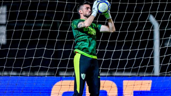 Elias em aquecimento pelo América (foto: Mourão Panda/América)