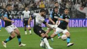 Lance do jogo entre Corinthians e Racing (foto: NELSON ALMEIDA / AFP)