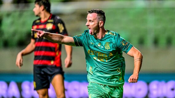 Fernando Elizari comemora gol pelo América (foto: Mourão Panda/América)