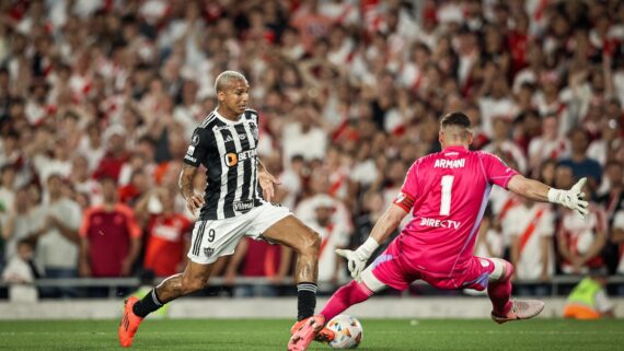 Deyverson na frente do goleiro Armani (foto: Pedro Souza/Atlético)