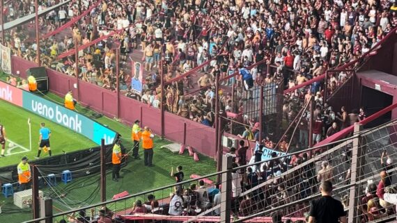 Torcedores do Lanús brigaram entre si no Estádio La Fortaleza (foto: Lucas Bretas/No Ataque)