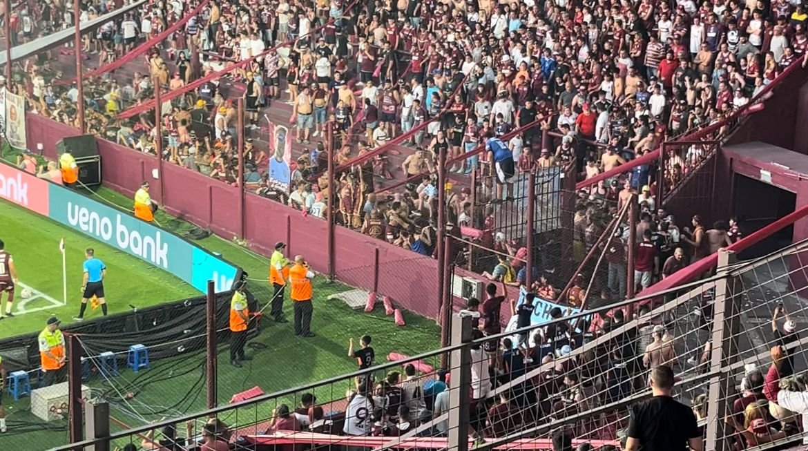 Torcedores do Lanús brigaram entre si no Estádio La Fortaleza (foto: Lucas Bretas/No Ataque)
