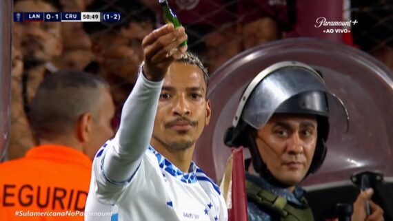 Matheus Pereira, do Cruzeiro, segurando garrafa de vidro no confronto com o Lanús, pela Sul-Americana (foto: Reprodução/Paramount )