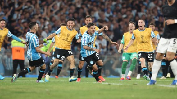 Jogadores do Racing comemorando (foto: ALEJANDRO PAGNI / AFP)