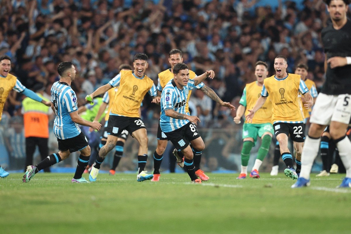 Jogadores do Racing comemorando (foto: ALEJANDRO PAGNI / AFP)